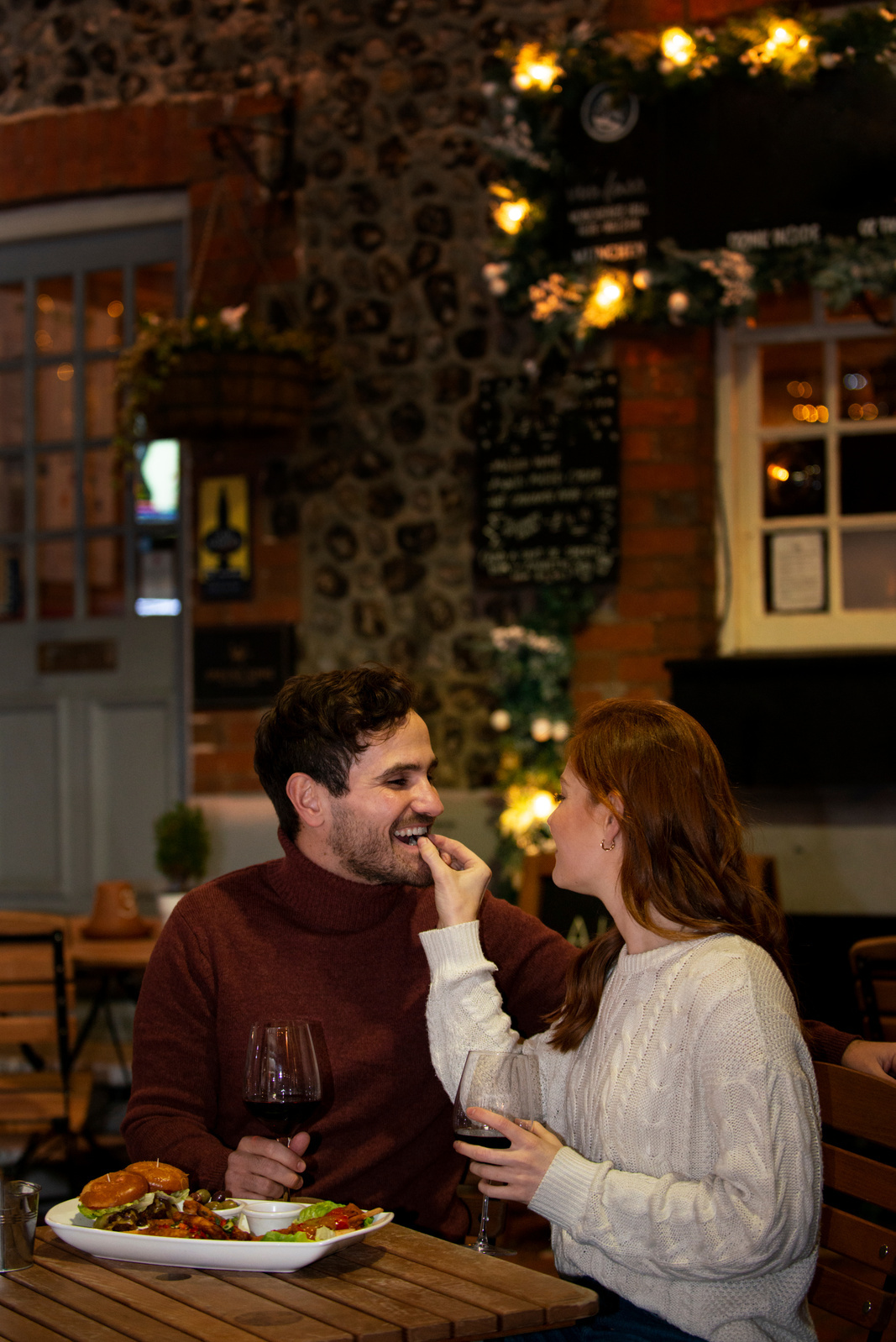 Couple partageant un moment en tete-a-tete
