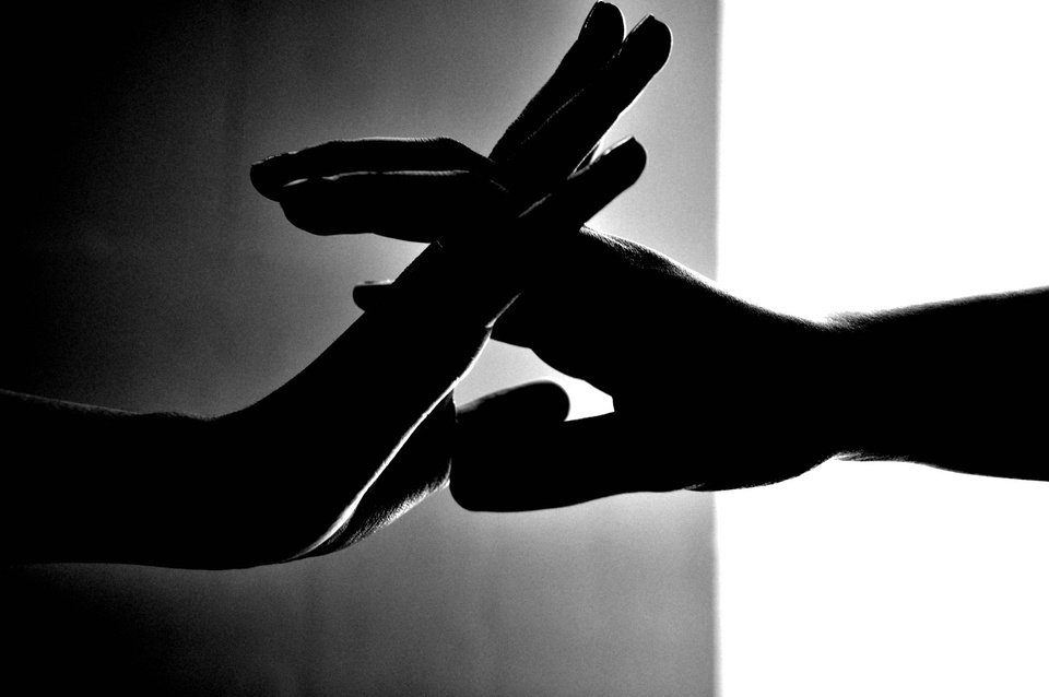 Silhouette de deux mains qui se touchent